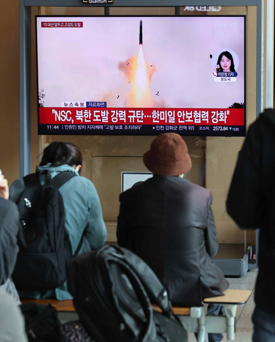 북한 정권이 동해상으로 신형 대륙간탄도미사일(ICBM)을 발사한 31일 오전 서울역 대합실에서 시민들이 관련 방송뉴스를 지켜보고 있다. 합동참모본부에 따르면 북한이 31일 오전 평양 일대에서 고각으로 발사한 ICBM은 1000㎞를 비행한 뒤 동해상에 탄착했다.<연합뉴스 사진>